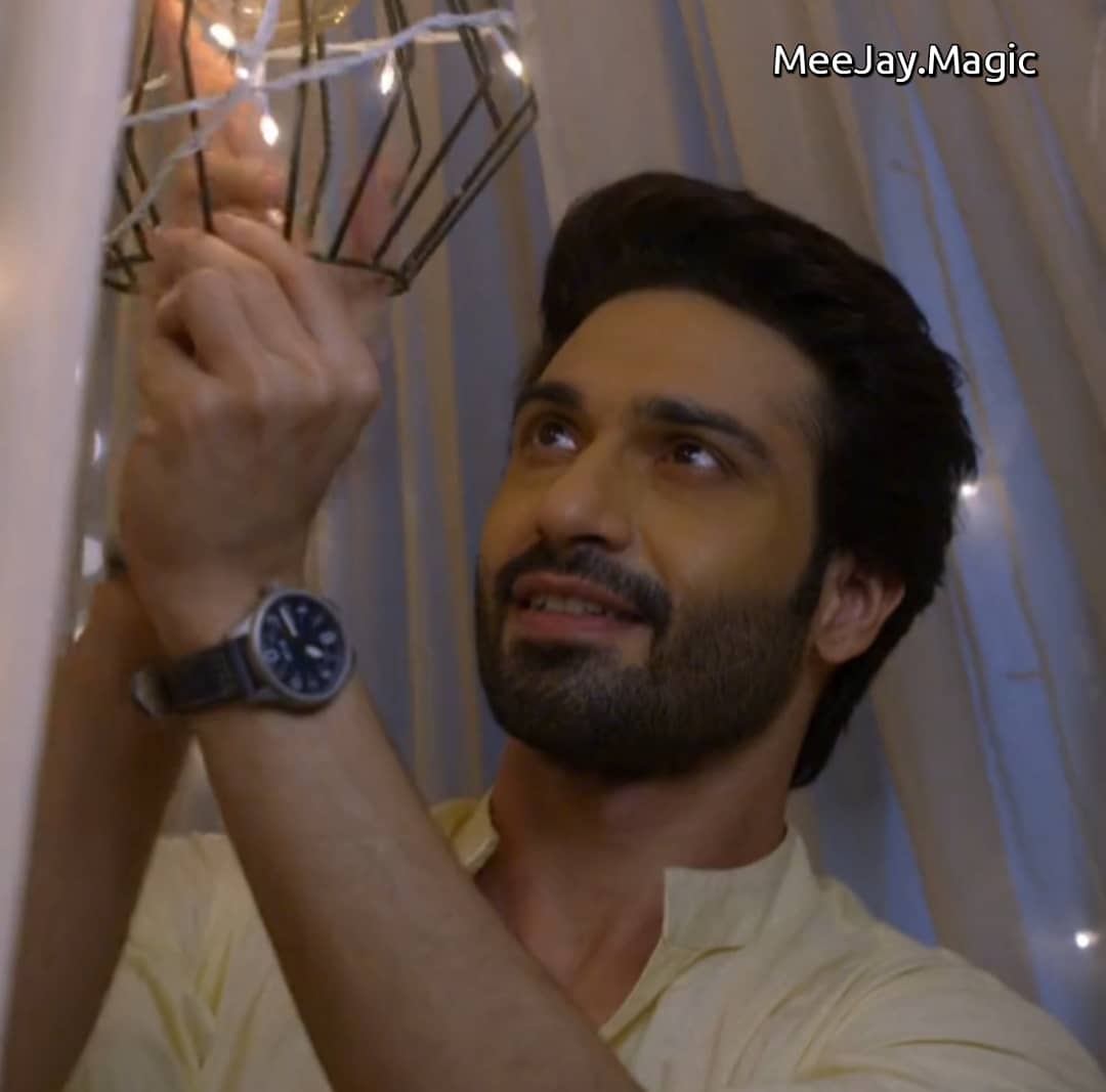 _Mahsa_72's tweet photo. #Darsh 🔥🔥🔥🔥
Romantic Dashing Darsh ❤❤❤
@veejay_k #VijayendraKumeria #DarshRaval #AapkiNazronNeSamjha #StarPlus https://t.co/n5Q0VccCQA
