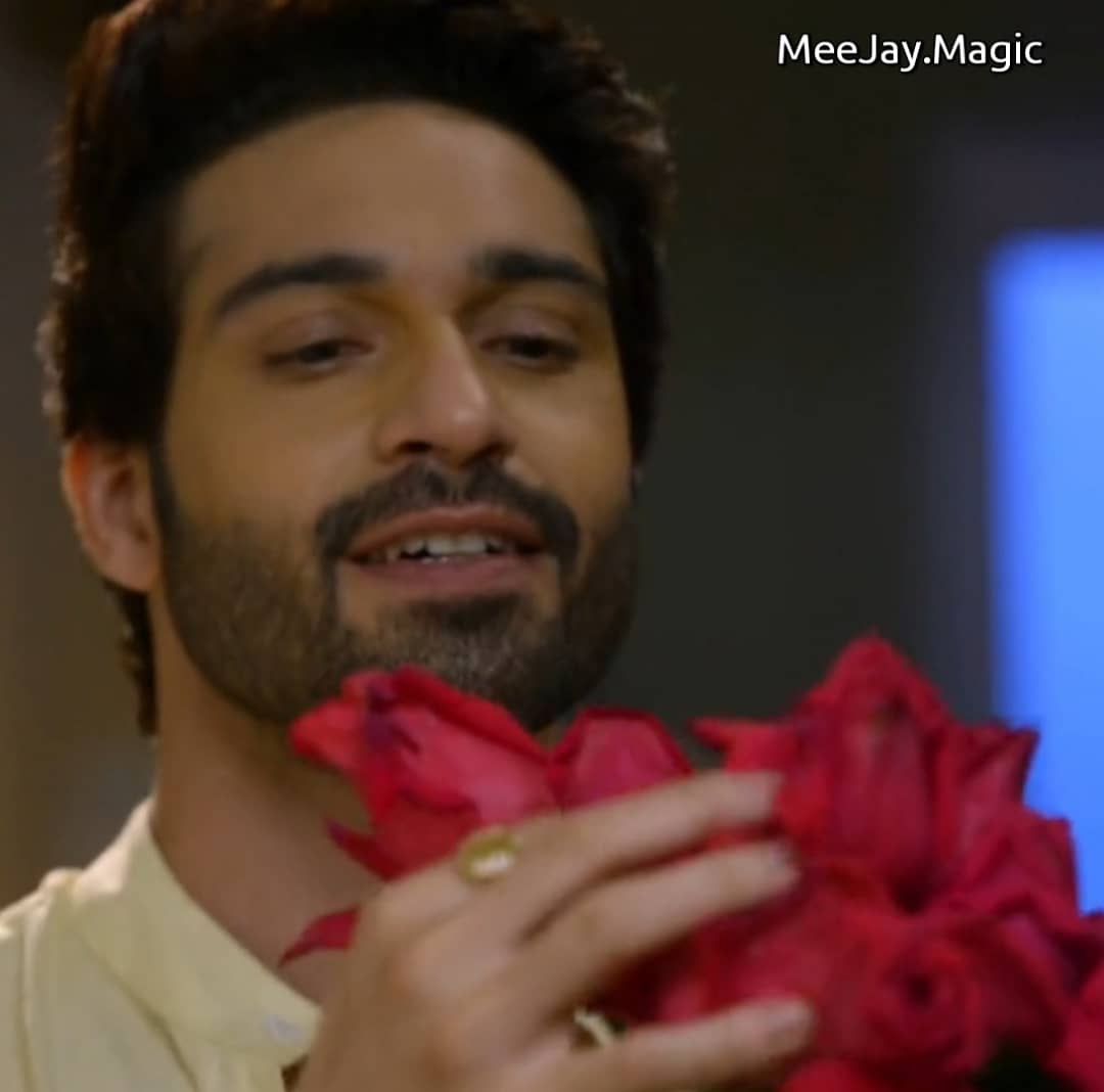 _Mahsa_72's tweet photo. #Darsh 🔥🔥🔥🔥
Romantic Dashing Darsh ❤❤❤
@veejay_k #VijayendraKumeria #DarshRaval #AapkiNazronNeSamjha #StarPlus https://t.co/n5Q0VccCQA