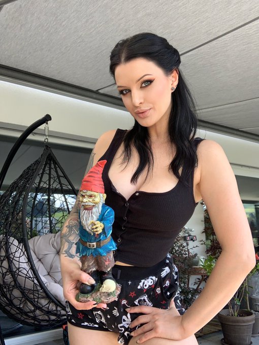 This poor gnome wanted to grab my boobs, but they are just to big for his tiny hands. Any other volunteers