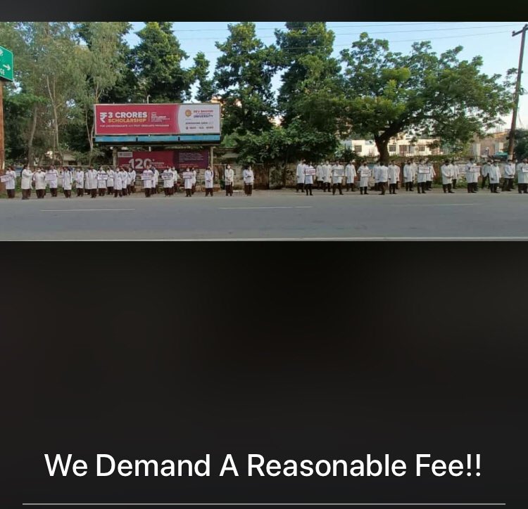 RiyazGMCH_86's tweet photo. क्या इस देश मे सभी को समान शिक्षा का अधिकार नही हैं।
अगर है तो अलग अलग राज्यों में एक समान फीस क्यों नही वसूली जा रही।
क्या हमारा उत्तराखंड मैं जन्म लेना अपराध है, जो कि हमें समान शिक्षा के लिये ज्यादा फीस देनी पड़ रही है।
#GMC_HALDWANI
#WeDemandAReasonableFee
@pushkardhami @ucmo https://t.co/48AIA8NM6V
