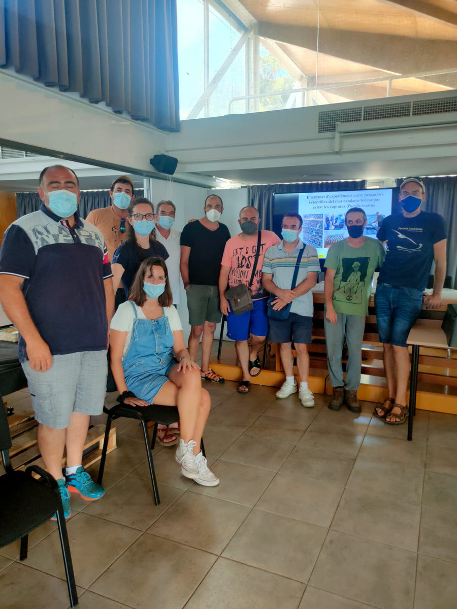 Avui ens hem reunit en Blanes per parlar sobre mètodes per evitar el #bycatch d'ocells marins amb pescadors de palangre del mar catalano-balear, una jornada d'intercanvi d'experiències molt aprofitosa i necessària!
<a href="/SEO_BirdLife/">SEO/BirdLife</a> <a href="/FBiodiversidad/">Fundación Biodiversidad</a>
#Zepamar2 #pleamar #femp