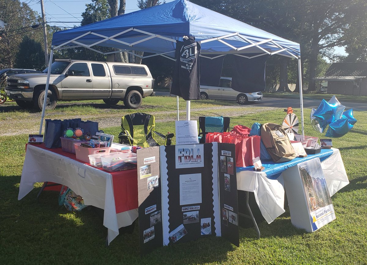LLopezDMS's tweet photo. Great time last night at the #mckenneyblockparty representing @dmsdcps! Gave out tons of schools supplies, started some great relationships with current and future Ss, and caught up with old ones! #deeprootsgreatheights 
Huge shout out to the Dinwiddie Moose for the donations! https://t.co/Tc9vLbzZAd