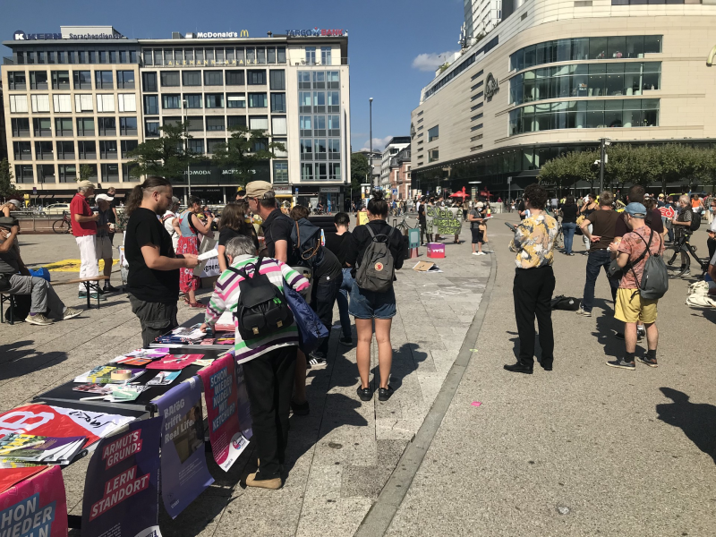 Interessierte Menschen am Stadt-für-Alle / Mietenwahnsinn - Infostand an der Hauptwache in Ffm.