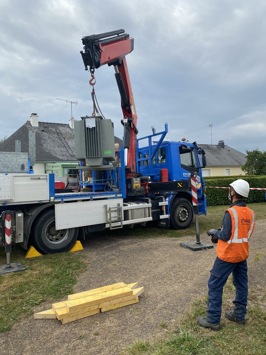 fra_luciani's tweet photo. Mutation d’un transfo HTA/BT avec reprise du poste par GE. Les différents risques électrique, manutention, levage et pollution sont bien appréhendés. Merci à la BO Laval pour votre engagement quotidien au service des clients. #RSE #professionalisme #servicepublic #securité https://t.co/KEt2EoUUN3