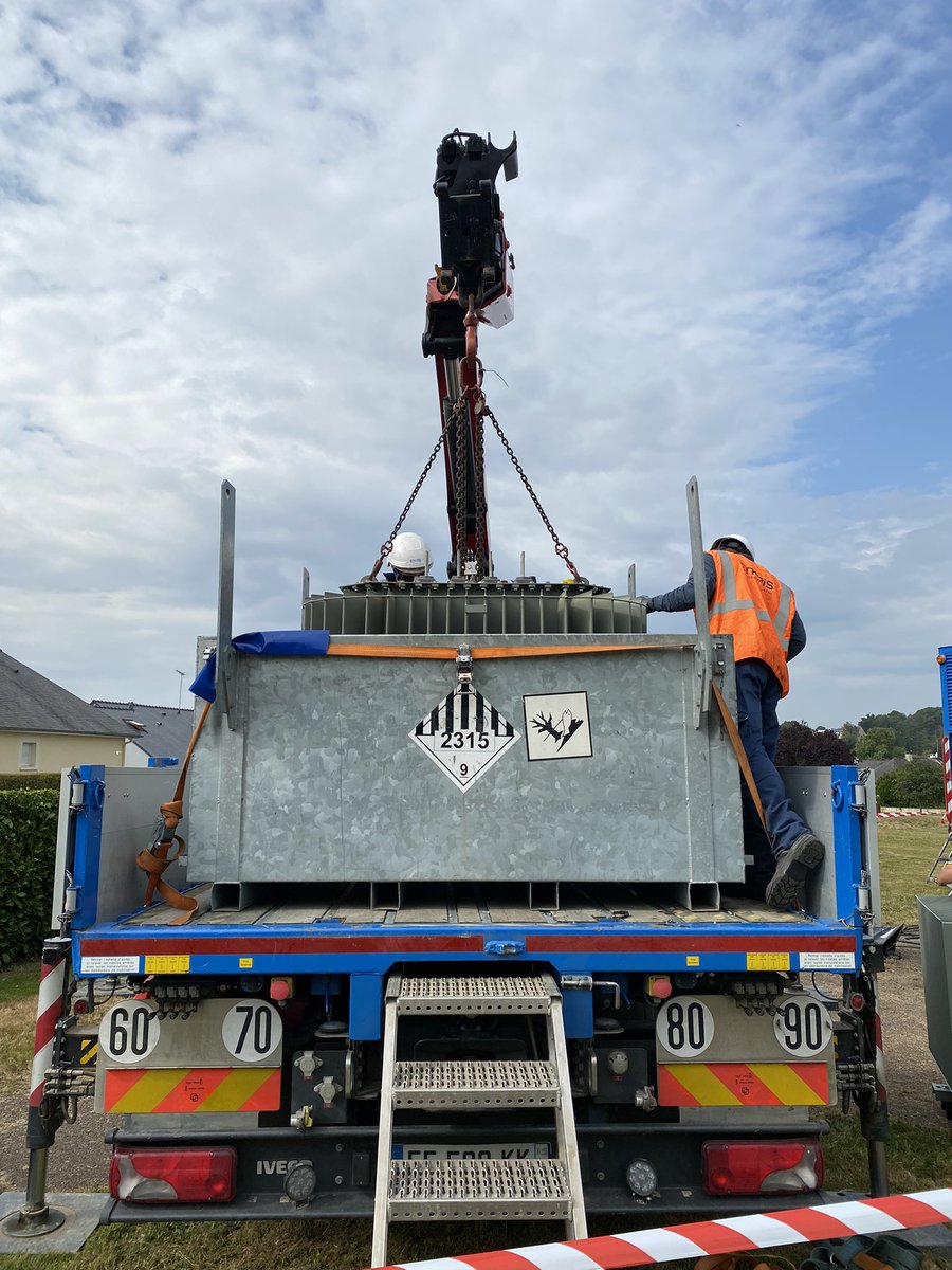 fra_luciani's tweet photo. Mutation d’un transfo HTA/BT avec reprise du poste par GE. Les différents risques électrique, manutention, levage et pollution sont bien appréhendés. Merci à la BO Laval pour votre engagement quotidien au service des clients. #RSE #professionalisme #servicepublic #securité https://t.co/KEt2EoUUN3