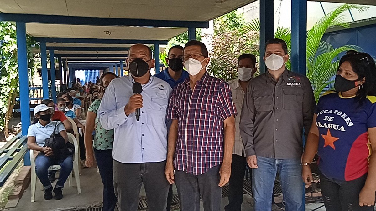 leoalvacabrera's tweet photo. Desde el Liceo Carlos M. Arrieta iniciamos el plan de Vacunación masiva para el gremio Educativo. Con la presencia del Viceministro @pedrodiazg59, Director de salud @juan_davila01 y Director del Ipasme @Ayudar_al_otro gracias al pdte. @NicolasMaduro y la Min. @psuv_yelitze https://t.co/DdNFJZDkFe