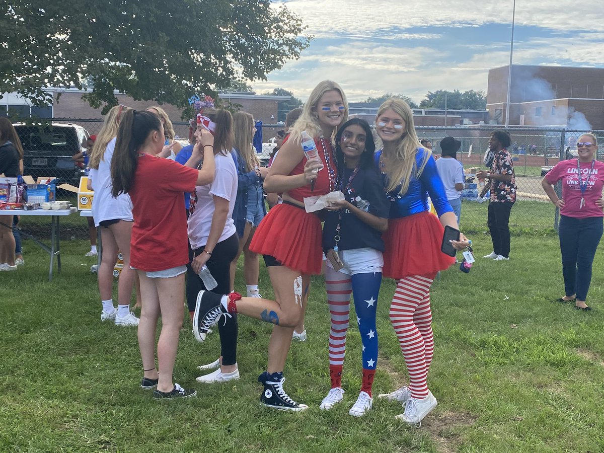 LinkCrew_GLHS's tweet photo. Our Freshmen Tailgate was a success! Our Link Crew members had a face painting station, games, and more. Lots of Lion Pride! 🦁💛💙 @GLHSLions https://t.co/q8wLyJCVlR
