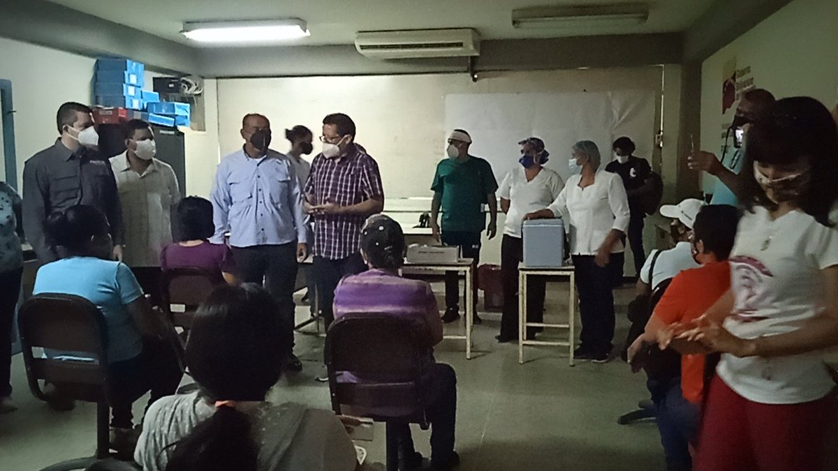 leoalvacabrera's tweet photo. Desde el Liceo Carlos M. Arrieta iniciamos el plan de Vacunación masiva para el gremio Educativo. Con la presencia del Viceministro @pedrodiazg59, Director de salud @juan_davila01 y Director del Ipasme @Ayudar_al_otro gracias al pdte. @NicolasMaduro y la Min. @psuv_yelitze https://t.co/DdNFJZDkFe