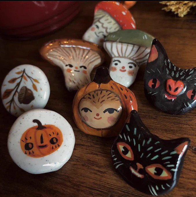 As the weather cools down here in Appalachia I'm reminiscing about some of my falltime favorites from last year. 🦇🕯🍂 Very excited for this autumn! 