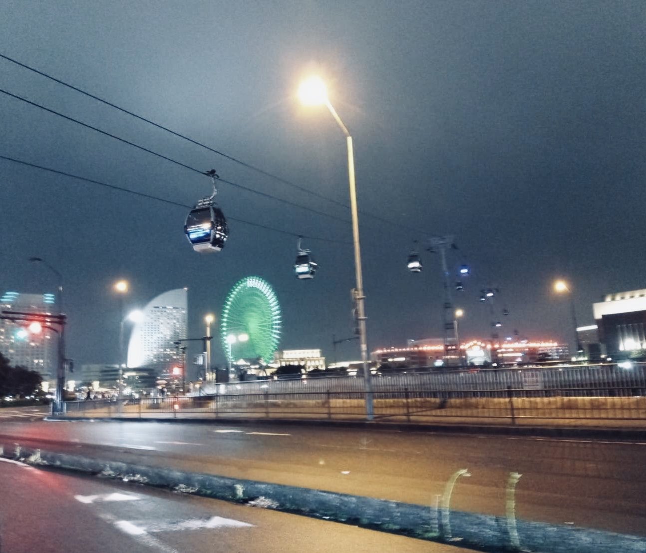 تويتر Theater045syndicate على تويتر 今日のヨコハマ 雨にけぶる桜木町駅前 海側 ロープウェイが霞んで消えてゆく 桜木町駅の改札を出て海側に行けばみなとみらい 反対側は野毛 飲み屋街 線路をはさんで空気がまるで違う いろんな意味でみなとみらい反対の街