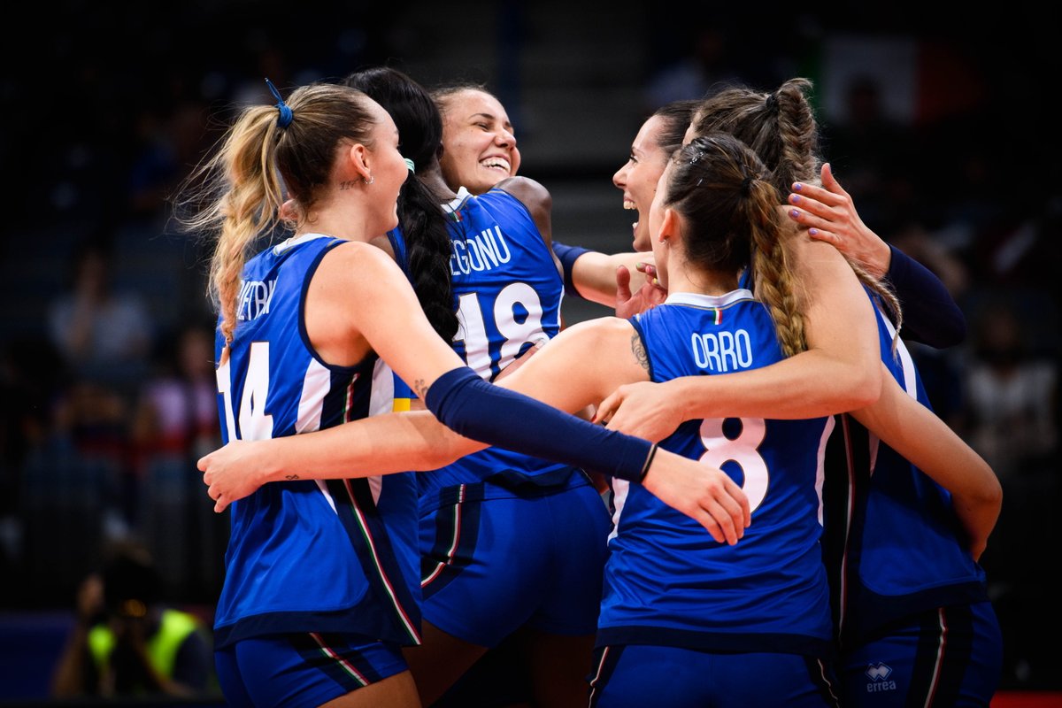 LegaVolleyF's tweet photo. 🏐🥇🇮🇹 ORO #EUROPEO PER L'ITALIA!!! 🔥🤩
IMPRESA delle ragazze di #Mazzanti davanti ai ventimila di #Belgrado, battute le padroni di casa  della Serbia in casa per 3-1! 💪😍 
#CAMPIONESSE D'EUROPA, GRANDISSIME!!! 

#EuroVolleyW 
#iLoveVolley #Italia #Pallavolo #Volley https://t.co/wc9LH9bhGh