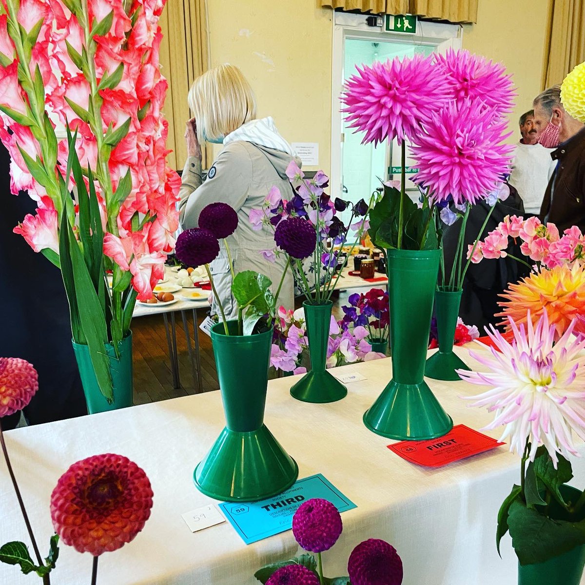 TracyBrabin's tweet photo. Loved this…. 

A fantastic community event celebrating everything local #slaithwaitehorticultural 

I also got opp to hear many moving stories of the power of community &amp; family after such an awful year. 

Thank you everyone who came to chat. #telltracy #yourmayor @MayorOfWY https://t.co/1ixtD6am4v