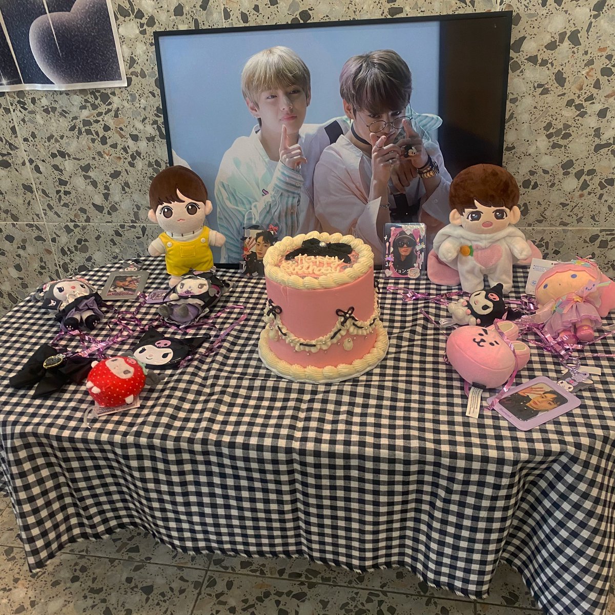 cafexhou's tweet photo. sneak peek of our jungkook cupsleeve event! Feel free to tag us &amp; let us know if you enjoyed the event! We're still here so pull up! 💗 https://t.co/efyB3Q25Jm