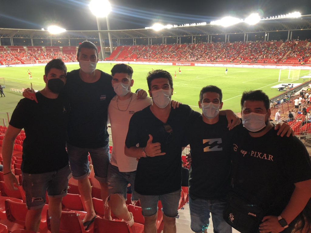 El equipo de Unicaja Costa de Almería animando a la <a href="/U_D_Almeria/">UD Almería</a> en su partido contra el <a href="/MalagaCF/">Málaga CF</a> 

⚪️🔴 #VamosUDA!