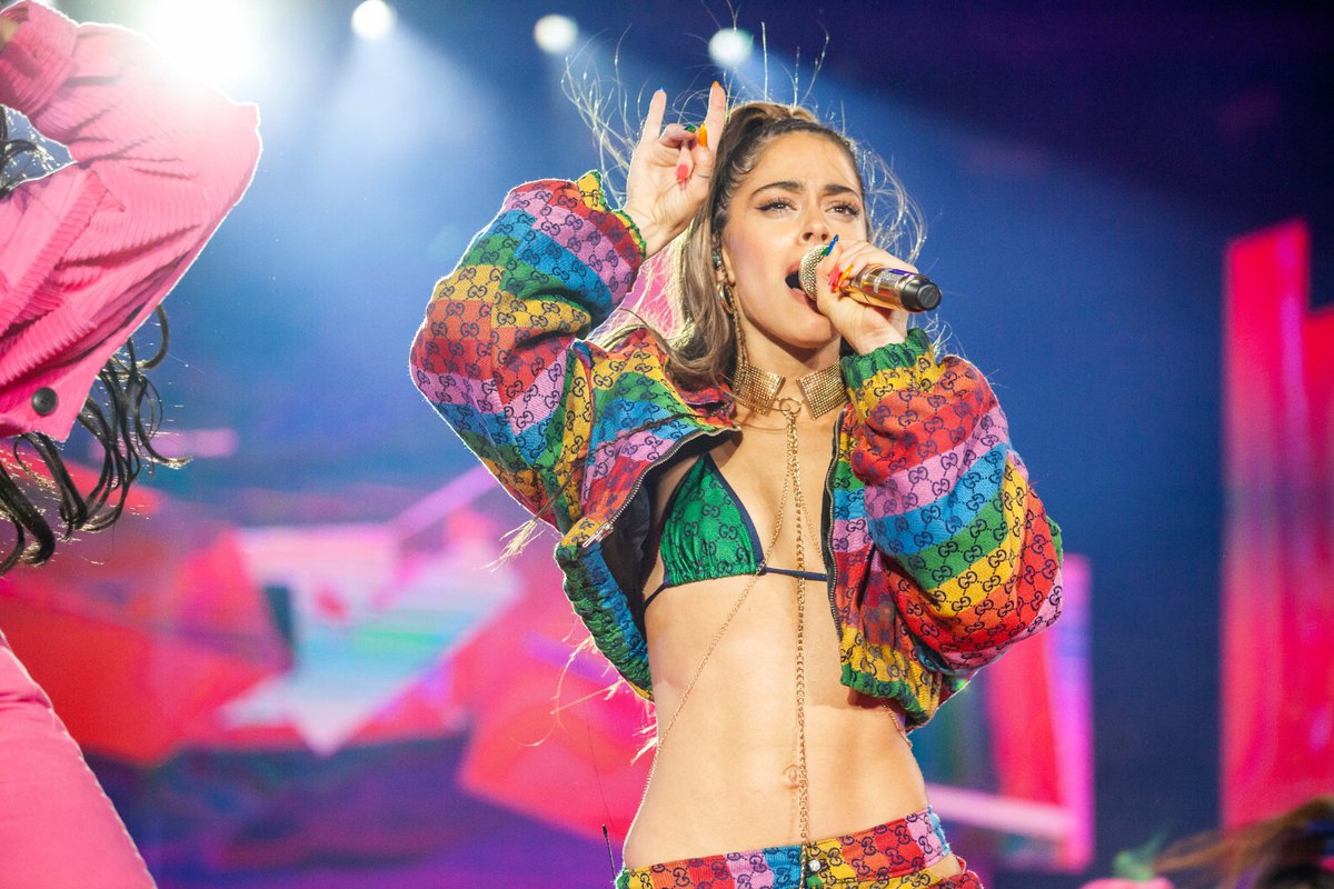 CocaCola_es's tweet photo. ¡Bien de power latino sobre el escenario de #CCME con @TiniStoessel! 🤩 ¿Alguien más por aquí que vaya a recordar su show aunque tenga mala memoria? 😜 ¡Menuda reina! 👑👑 https://t.co/p01cBIGd8r