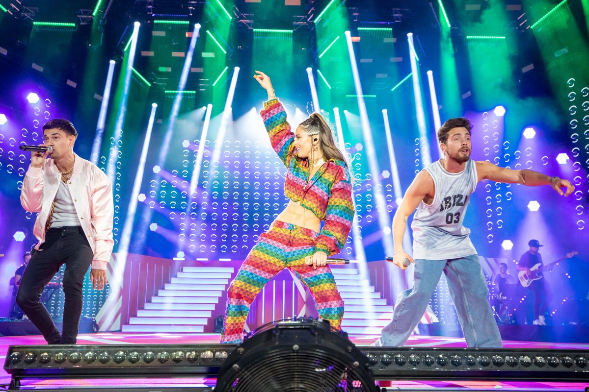CocaCola_es's tweet photo. ¡Bien de power latino sobre el escenario de #CCME con @TiniStoessel! 🤩 ¿Alguien más por aquí que vaya a recordar su show aunque tenga mala memoria? 😜 ¡Menuda reina! 👑👑 https://t.co/p01cBIGd8r