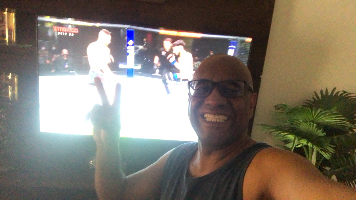 Pureza28's tweet photo. Nada muda minha direção no sábado, meu caminho no sábado é @canalCombate #UFCnoCombate https://t.co/Ykaqs5Qr8q