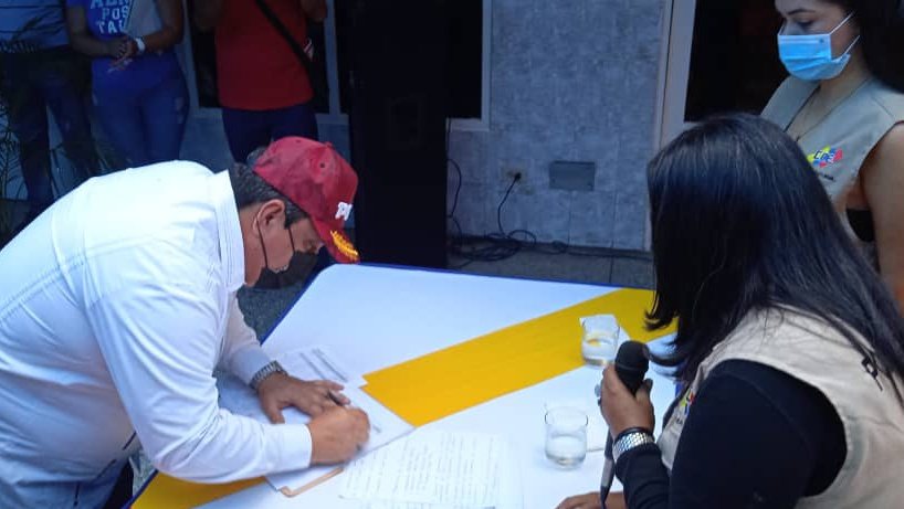 Trujillo_MRT's tweet photo. Con la alegría que caracteriza nuestra revolución, acompañamos a nuestro Camarada .@Gerardo4fPsuv a la inscripción ante el .@cneesvzla

Juntos de la mano vamos a la gran victoria el #21Nov, con el mayor esfuerzo, el mayor compromiso, porque #JuntosHacemosMas  #TupamaroRebelde https://t.co/dWrUzCWWYW