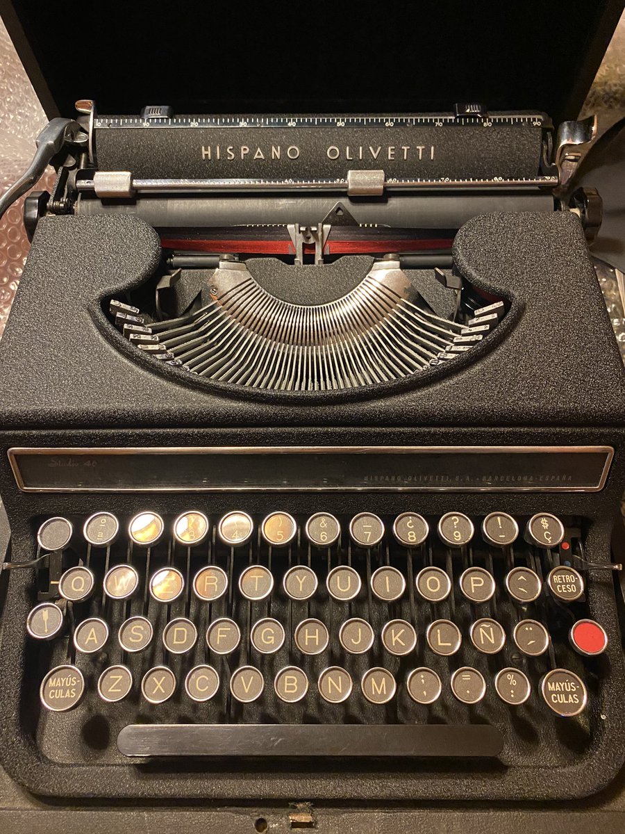 pepsunye's tweet photo. Els dia que els de microsoft em recorden que se m’ha caducat la llicència del word, arriba aquesta preciositat a la meva vida. 

Quines paradoxes! 

Va haver-hi un temps que es fabricava qualitat, i per això ha durant tantes dècades. 
Magnific regal! 
#hispanoolivetti #estudio46 https://t.co/G14kjzZngV