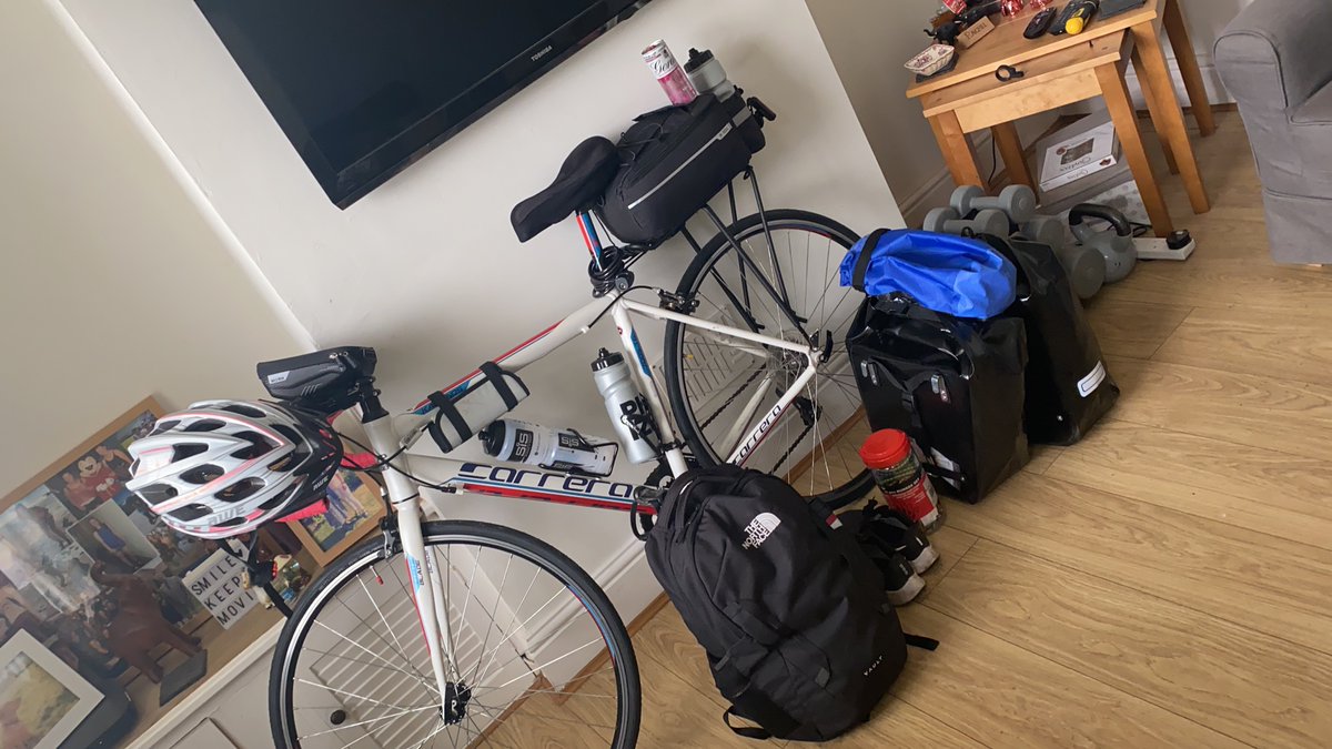 HildrethRachel's tweet photo. Ready for the road trip! Packed the essential Gin! 🙌🏾 350 miles from Chester to Wales, let’s go 🎉🏴󠁧󠁢󠁷󠁬󠁳󠁿 https://t.co/NpIXkLXgXC