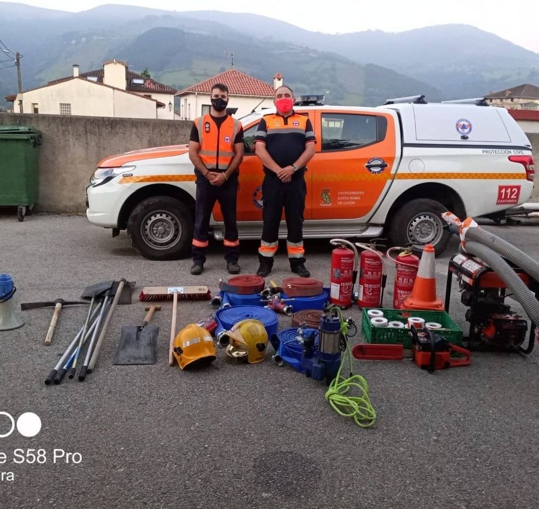 PC_Corvera's tweet photo. Hoy ha sido un día muy duro para los compañeros de #Cayon lo han perdido todo. Nosotros hemos querido ayudarles. Hemos hecho entrega de material para que puedan continuar con sus cometidos aquí tenéis una casa compañeros. https://t.co/rnreGMeUtK