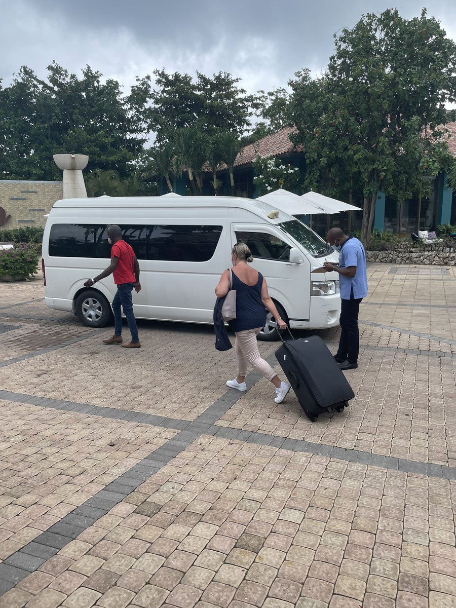 ptsdblues's tweet photo. @VirginAirline pay for a private luxury limo transfer to finish the holiday….. nice one! https://t.co/Mzh5v894jF
