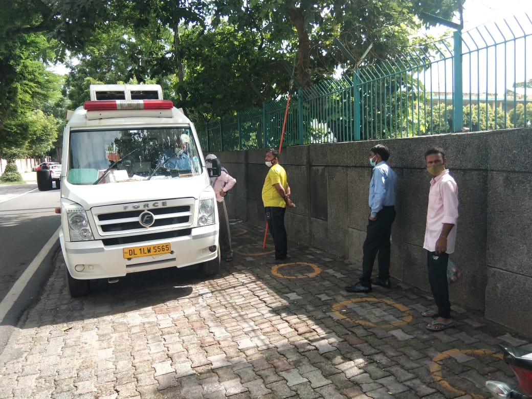 #lifeinavan #Swasthyabhiyan 

The #DFT medical van provided health consultation to around 40 people who were treated for the post- Covid-19 complications previously at the Kali Badi road in Delhi.