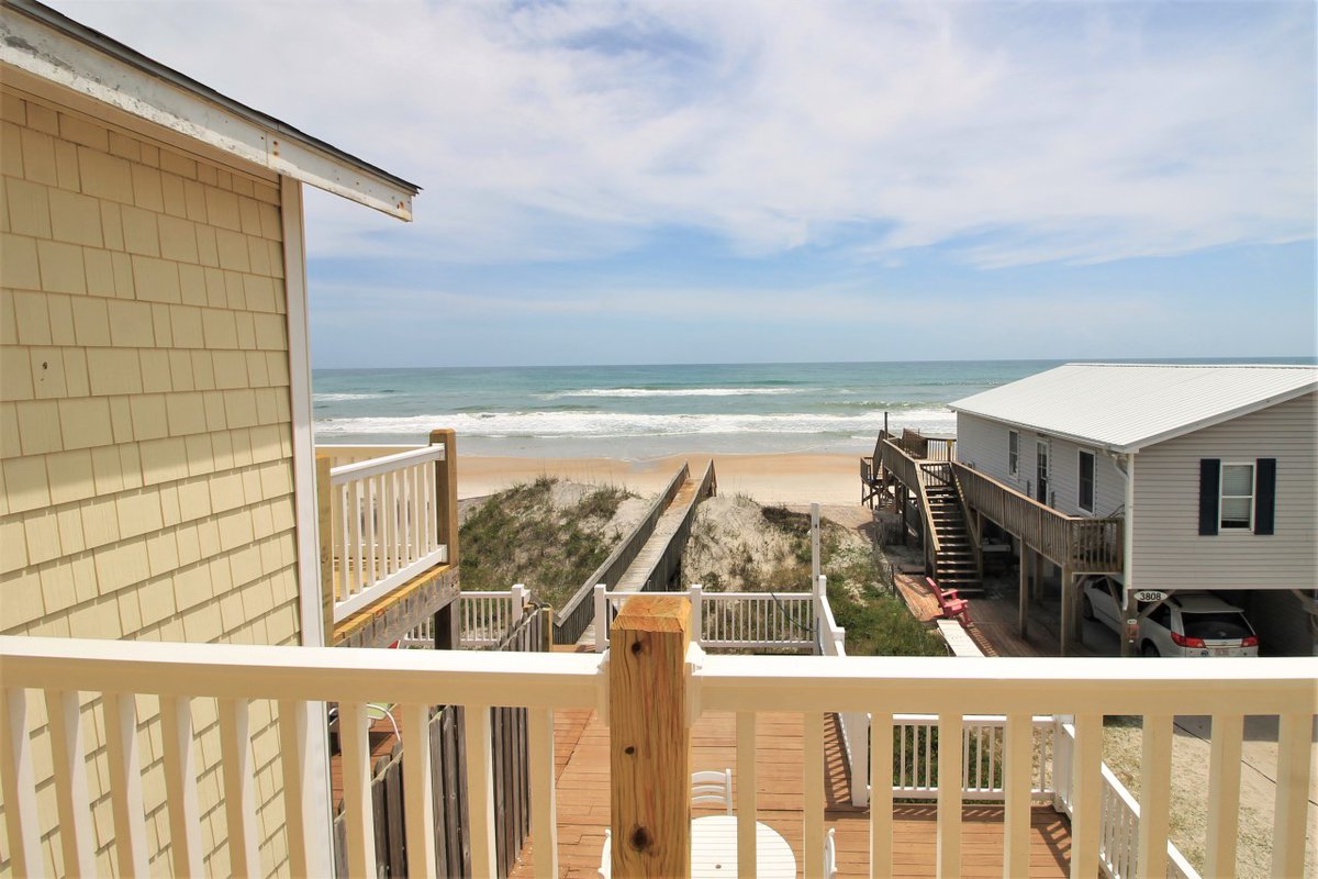AccessTheBeach's tweet photo. #RentalSpotlight - 'A Great Escape' - North Topsail Beach

"A Great Escape" it truly is!! This amazing four bedroom duplex is located on the quiet shores of North Topsail Beach. Sleeping up to 10 people, this home is ideal for medium sized families or g... https://t.co/vdTrw53mM2 https://t.co/oGwUoMONcG