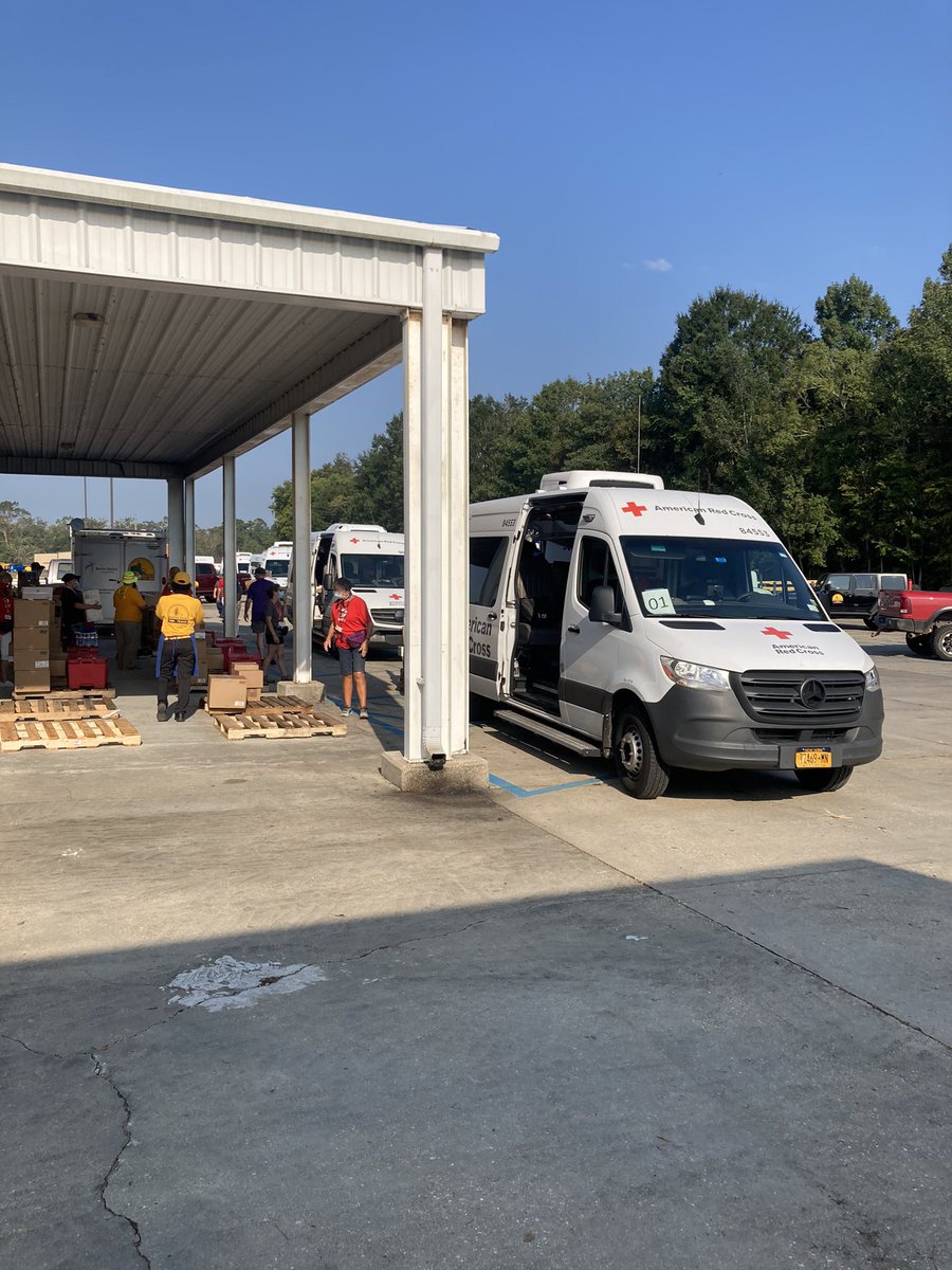 BeaverJulie's tweet photo. Update from Dad and Mom: "Day two 2800 meals out by 10:00 in 12 ERV’s. Still the only kitchen operating in the area. Have some feeding routes. Roads are opening and some utilities coming on. Thanks for the kind thoughts and words." Kitchen by Texas Baptist Disaster Relief https://t.co/FyiiNFHf7M