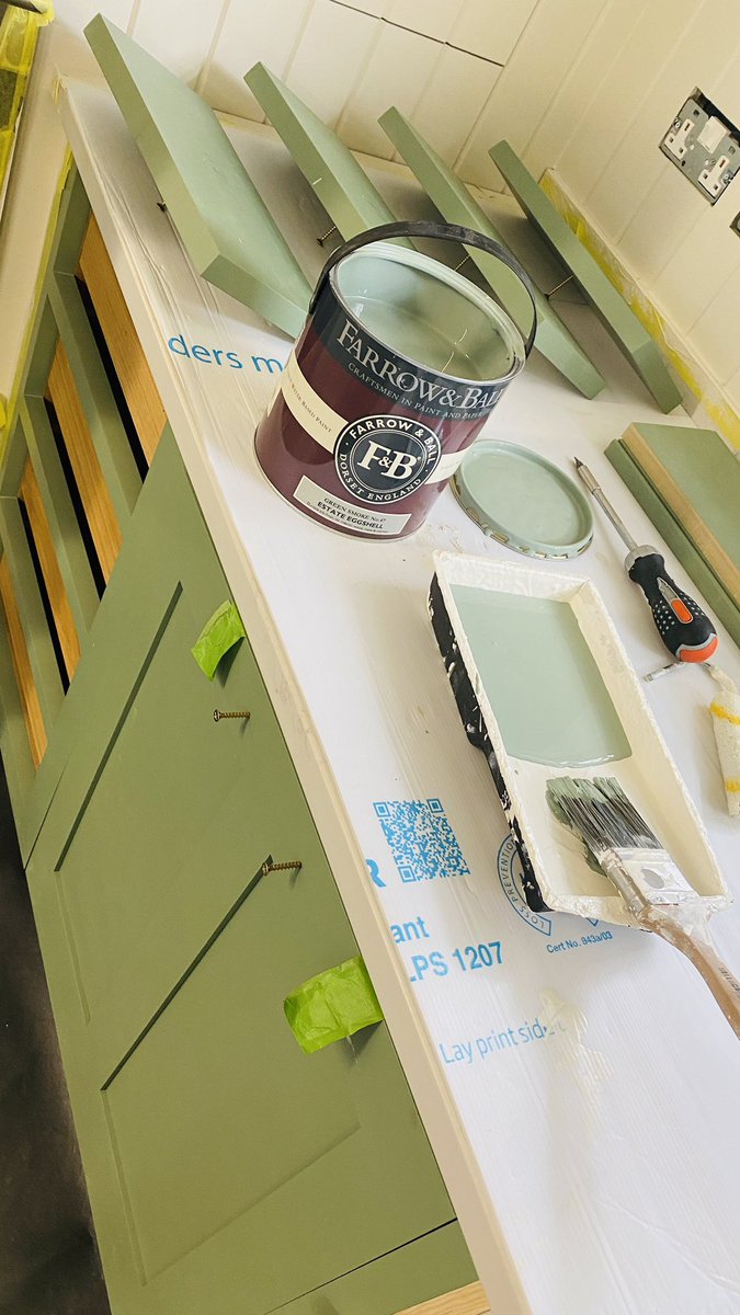 BespokeDecorUK's tweet photo. Another busy weekend 21 days without day off #greensmoke @FarrowandBall #farrowandball #bespokedecorukltd #karoldoba #handpaintedkitchen #matthewking #kitchen https://t.co/9XLyK68nYf