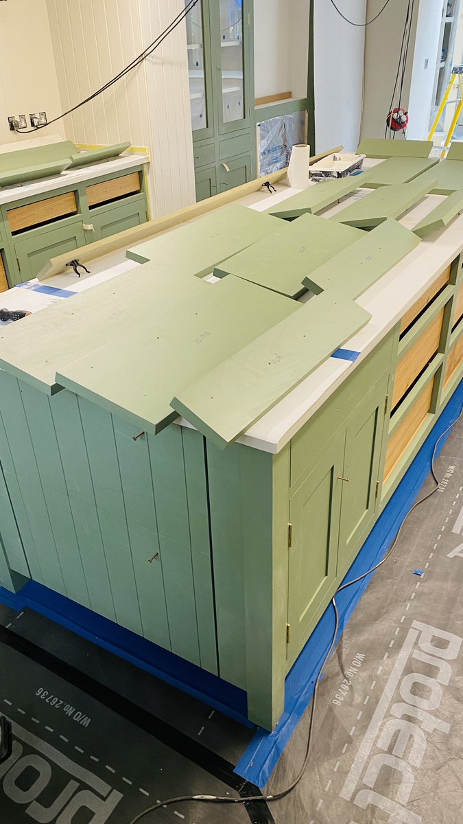 BespokeDecorUK's tweet photo. Another busy weekend 21 days without day off #greensmoke @FarrowandBall #farrowandball #bespokedecorukltd #karoldoba #handpaintedkitchen #matthewking #kitchen https://t.co/9XLyK68nYf