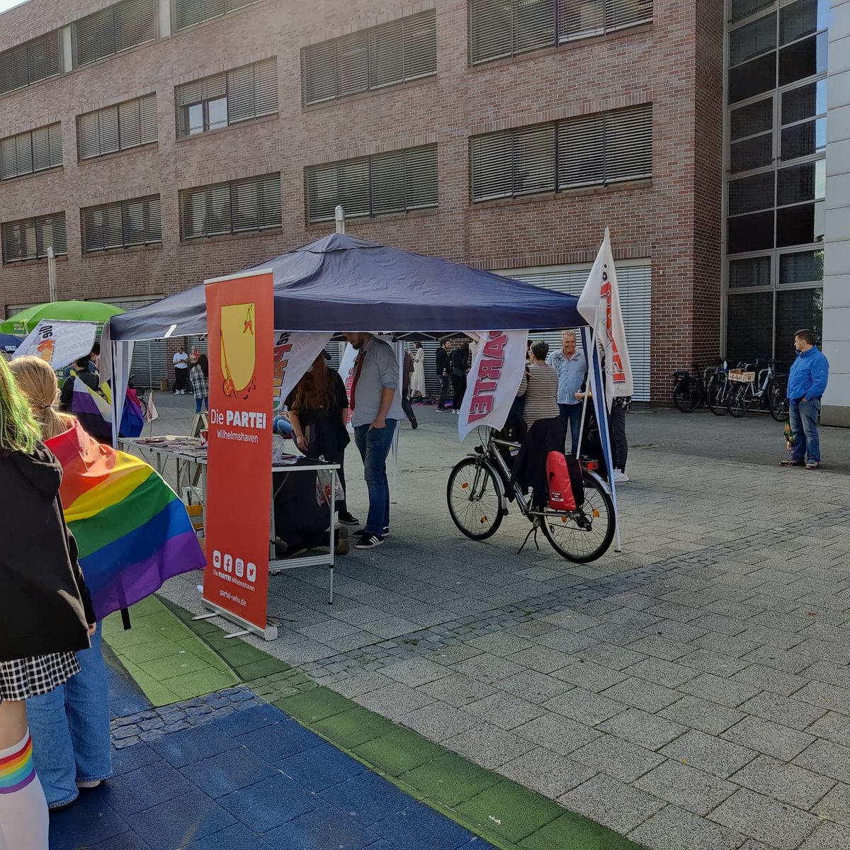 partei_whv's tweet photo. Einige Eindrücke vom 1. CSD in Wilhelmshaven. 

Vielen Dank an die super Organisation vom Orga-Team des CSD Wilhelmshaven.

Wir finden: 
Seid wer ihr seid und fickt euch doch alle. Zwinkersmiley. https://t.co/OZj2VHZg0B