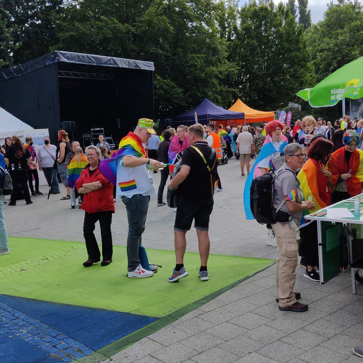 Einige Eindrücke vom 1. CSD in Wilhelmshaven. 

Vielen Dank an die super Organisation vom Orga-Team des CSD Wilhelmshaven.

Wir finden: 
Seid wer ihr seid und fickt euch doch alle. Zwinkersmiley.