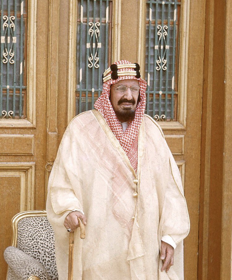 الملك عبدالعزيز رحمه الله 
أنار الله به ظلمةً
وأحيا به أرضًا ميتة
وجمع به شتاتًا
وأمّن به خوفًا
ونصر به عقيدةً
وكان كالغيث لبلادنا
فلْيكن له من دعائكم حظًا
ومن ثنائكم نصيبًا