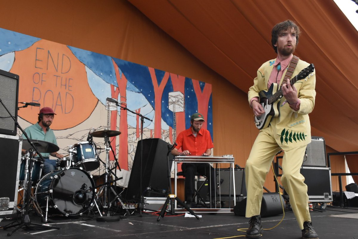 Melin Melyn yn perfformio yng ngŵyl 'End Of The Road' yn gynharach heddiw. 
<a href="/melin_melynband/">Melin Melyn</a> <a href="/EOTR/">EndOfTheRoadFestival</a> 
Lluniau ecsglwsif Y Cymro gan <a href="/shes_got_spies/">She's Got Spies</a>