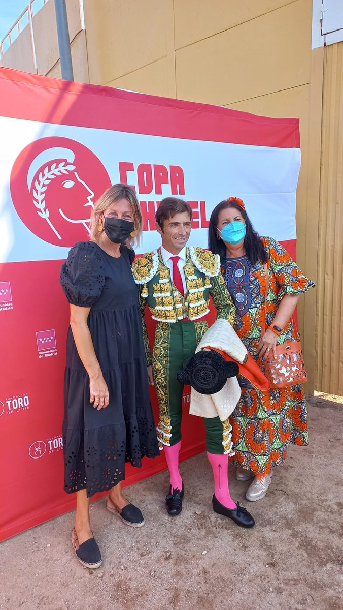 Alejandrasf7's tweet photo. Tarde de toros en Navas del Rey. Gracias a la @ComunidadMadrid y a @ftorodelidia por apoyar la celebración de la Copa Chenel.

Suerte a todos los participantes pero muy especialmente a Fernando Robleño, torero de SanFernandodeHenares.

 ¡Vamos Maestro! https://t.co/ulG7PIFmKq