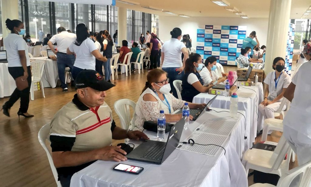 EducacionZ8_Ec's tweet photo. Nos sumamos a la jornada del #PlanVacunación9100 para la población de 18 a 60 en #PalacioDeCristal. 

Seguiremos apoyando en este gran proceso porque #JuntosLoLogramos.

#100PrimerosDíasJuntos https://t.co/gSLwc5MOjc