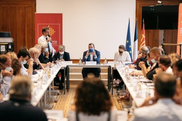 SebastienDenaja's tweet photo. Parce qu’elle soutient ses conchyliculteurs, pêcheurs et lycéens de la mer, la région @Occitanie a eu à cœur tout au long de la visite du commissaire européen à l’environnement, aux océans et à la pêche de permettre un dialogue direct entre ces acteurs de terrain et l’Europe🇪🇺🇫🇷 https://t.co/jqDgDxK2LC
