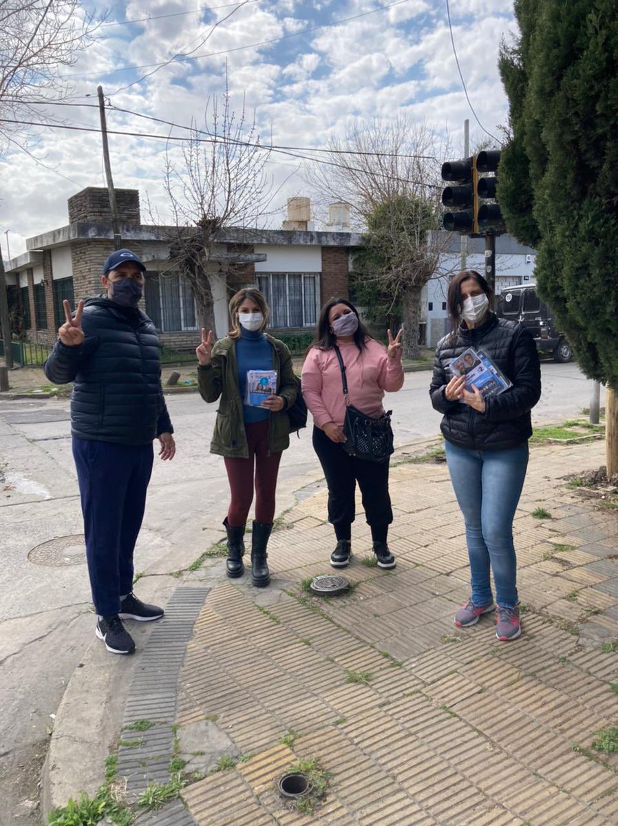 mincarelli_juan's tweet photo. En Berisso, casa por casa, con la boleta completa del #Lista2 @FrenteDeTodos
@marottegabriel 
#Lealtad @CarlitaGelp @CascallaresPJ 
@vtolosapaz #unidad @fabiancagliardi @sebamincarelli ✌🏻✌🏻 https://t.co/6QYy8Xi2qn