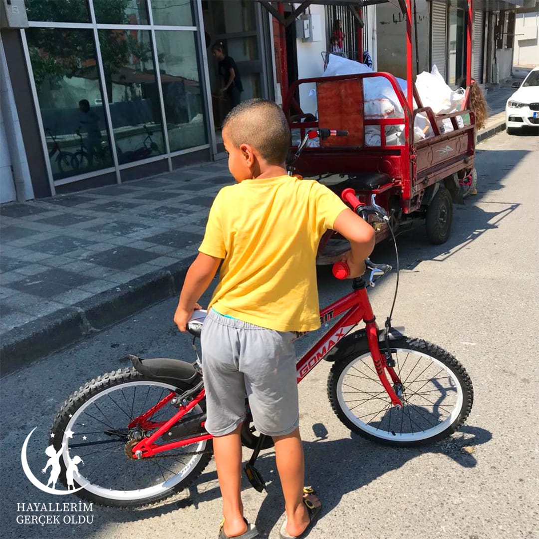 7 yaşındaki Ali aynı abisi gibi bir bisiklet tutkunu. İkisi birlikte bizleri peşinden koşturup bir de güldüler 🤭 Abi kardeş yarış yaptılar fakat kardeşler arasında yarış olmaz diyip sonuca bağladık 🤗 Birlikte hep güzel anılarınız olsun çocuklar 💖
#bihayalimizvar