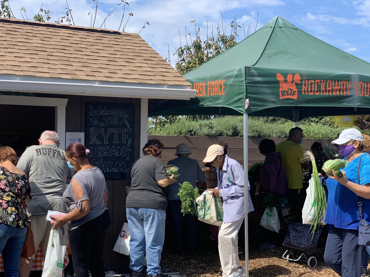 Very busy day at our farm stand. Thank you all for your continued support! ♥️ #FoodJustice #FarRockaway #BlackFarmers