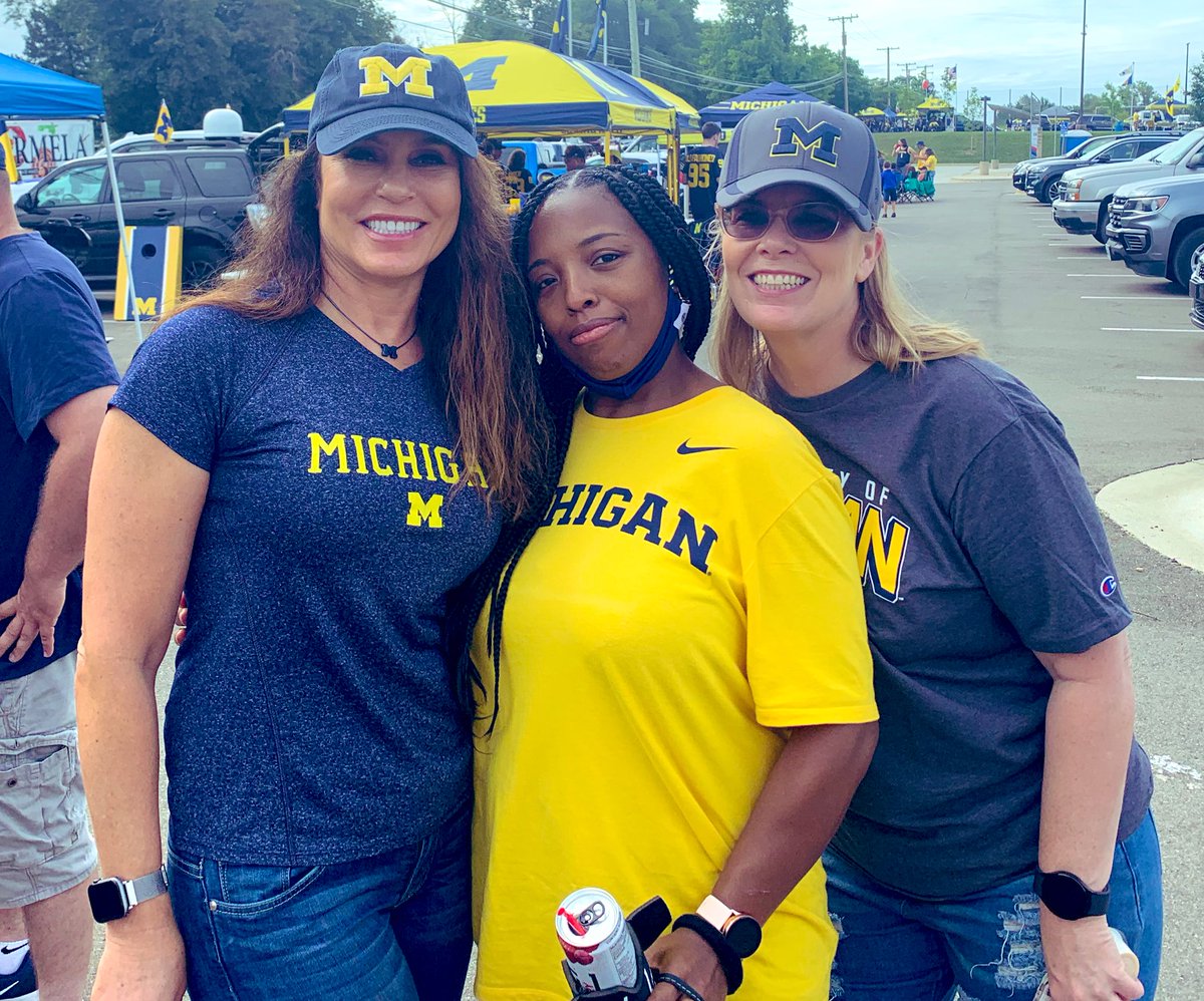 mkgoblue's tweet photo. Finally got to meet my girl @MissP_MaizedOut in person!! Love these ladies!@TabsGoBlue 💙💙 https://t.co/JhxPyMxkq4