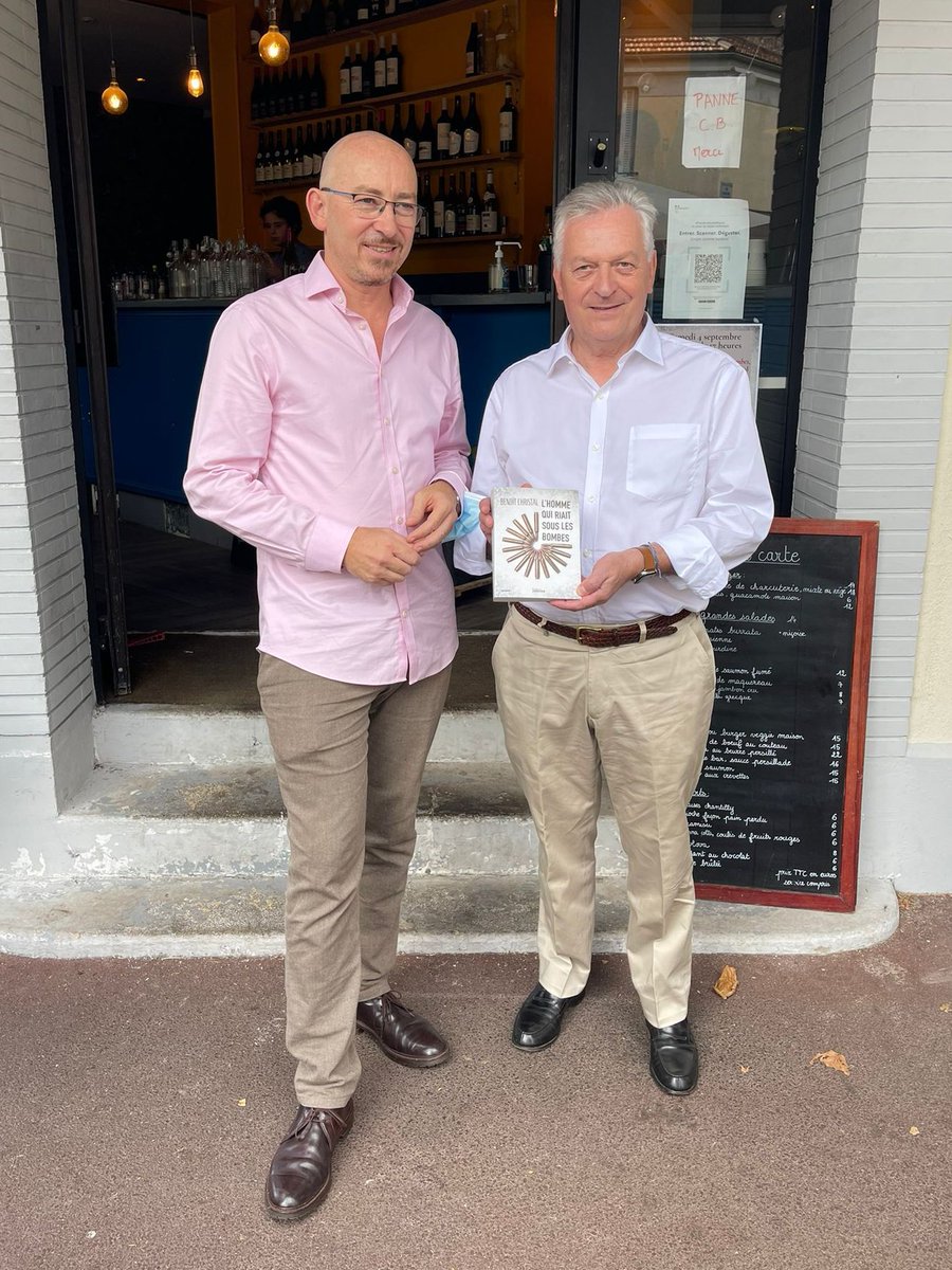 bgauducheau's tweet photo. Dédicace à L'Appart Bistro #Vanves. Je félicite Benoît Christal grand reporter Vanvéen qui publie son 1er roman "L'homme qui riait sous les bombes", thriller politique qui nous mène des attentats du Bataclan jusqu’en Irak et Syrie. Je lui souhaite un joli succès de librairie 😃👏 https://t.co/h64kjOJS1m