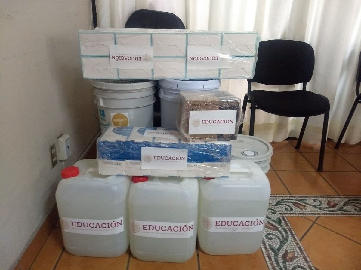 EnriqueAlfaroR's tweet photo. No es broma. No se me olvidó poner más fotos. Este es el paquetote que nos mandó la federación para, según ellos, hacerle frente a la pandemia por #COVID19: 3 termómetros, 30 cajitas de cubrebocas, 3 bidones de jabón, 3 cubetas de sanitizante y 3 cubetas de gel. https://t.co/WEp0zT4Eqc