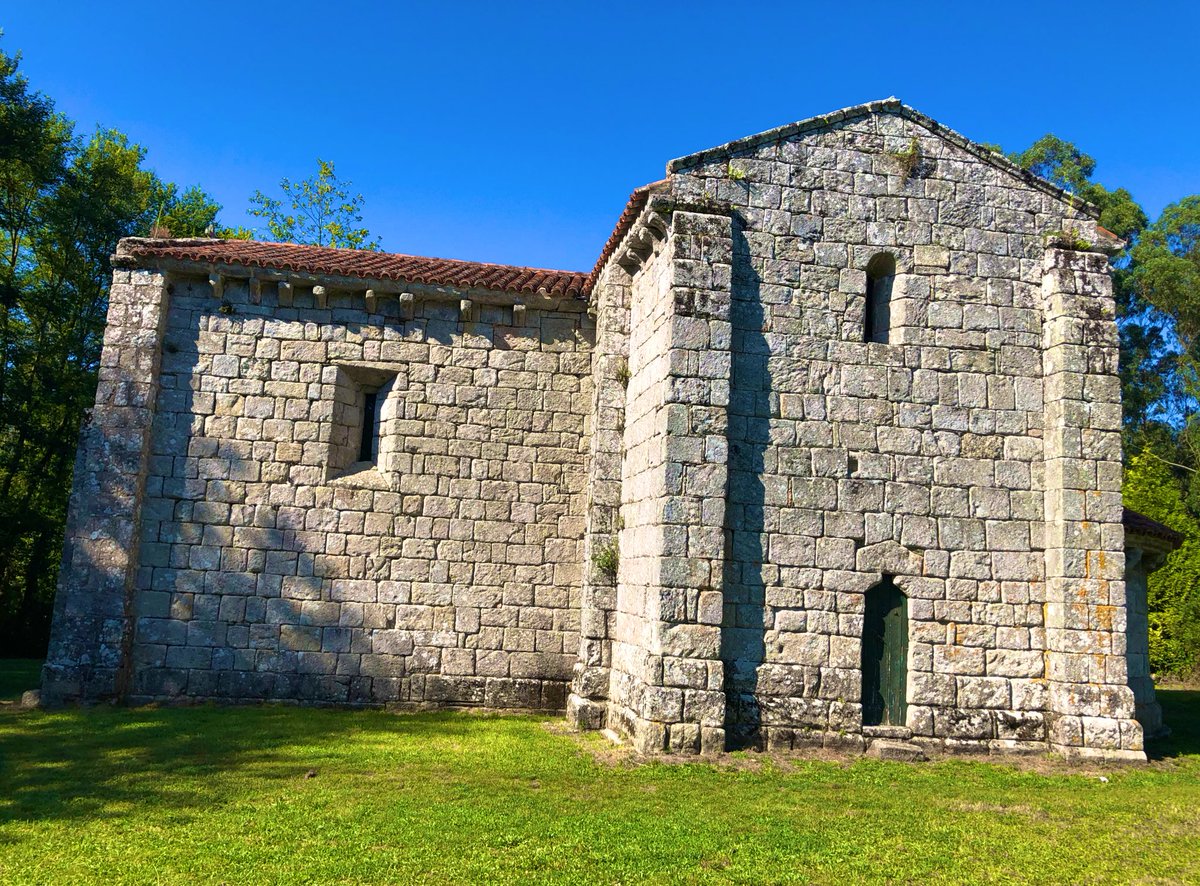 Próxima a #Puentedeume y ubicada en el bello enclave natural del monte #Breamo, la ermita de #SanMiguel es el último vestigio del Real Priorato que habitaron los Agustinos desde el siglo XII. Desde el s.XVI se celebra una tradicional romería el 8 de mayo y el 29 de septiembre! 📷
