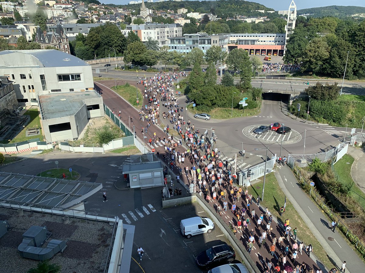 Manif 🪧 anti pass, anti vax, anti tout et n’importe quoi devant le C.H.U de Rouen