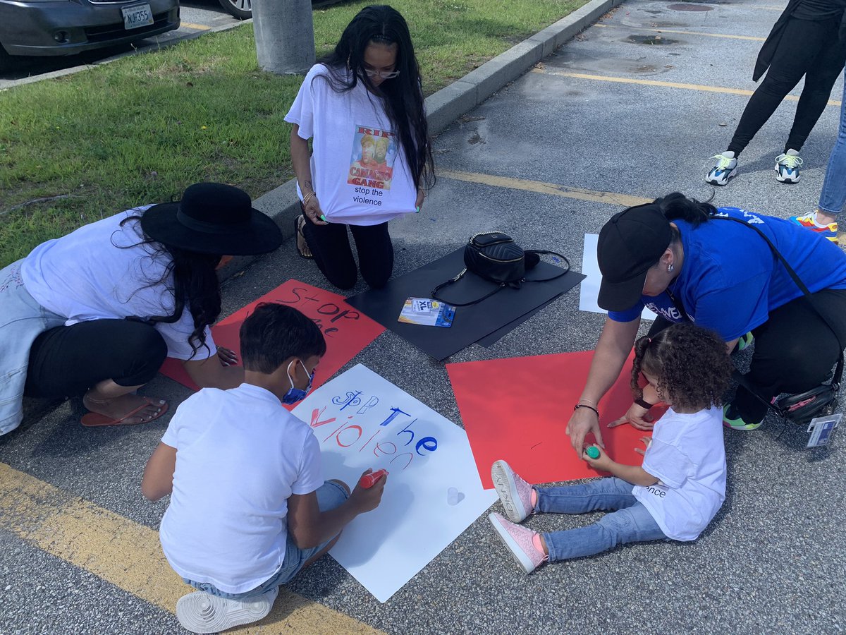 HAPPENING NOW: <a href="/MRanglinVassell/">🇯🇲Marcia Ranglin-Vassell,M.Ed</a> hosting a walk against gun violence.
Central High School ➡️ State House