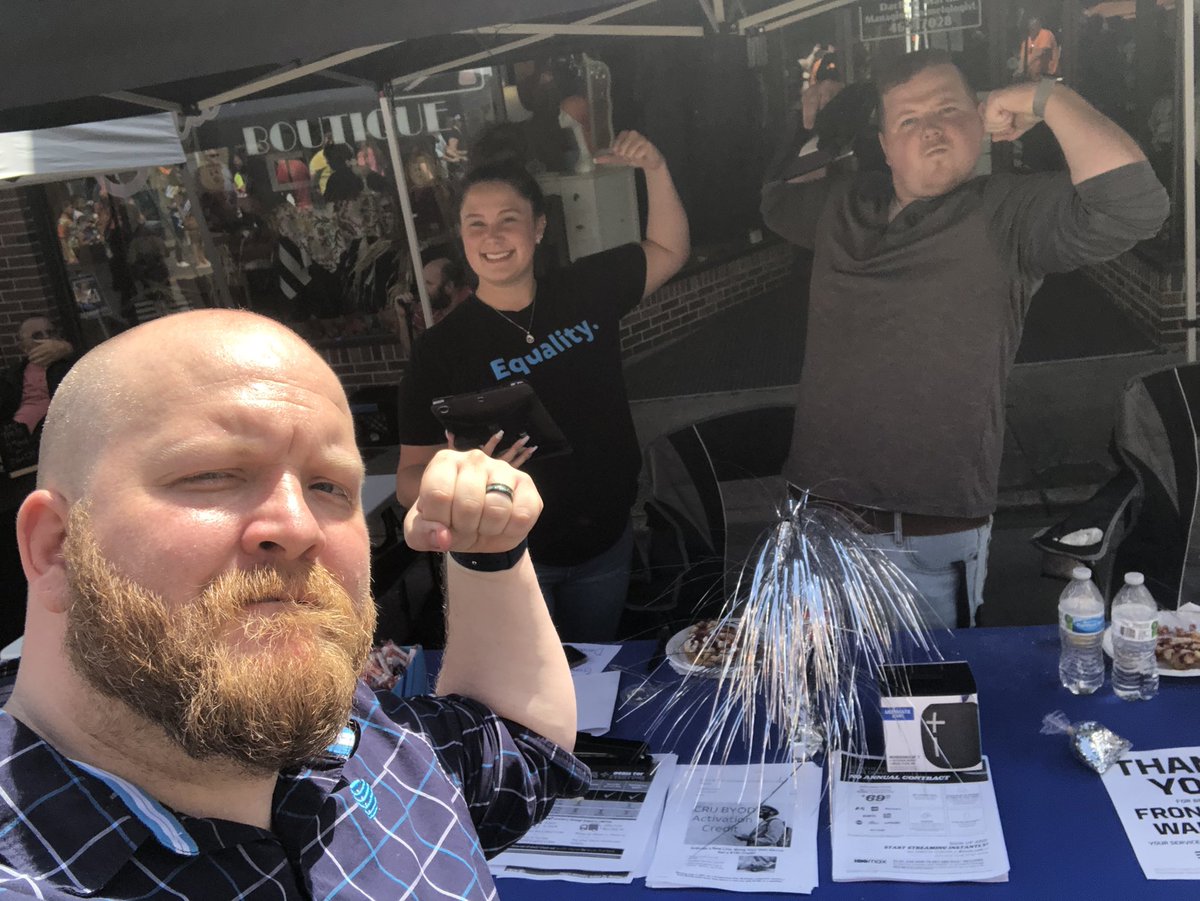 Televipercomm's tweet photo. Oak Hill and Crossroads partnering for the Oak Leaf Fest 🍁 Showing their appreciation for the community and it’s first responders! #swatsup @Ciara_Wills @JakePickeringWV @Mbarn_PrimeAtt @SeanPayne_att  @chackm0n @BarnaAmber @ac_cochran @404girl @DaleB1 @SMidatlantic @swat_east https://t.co/6Lj6E8KcEj