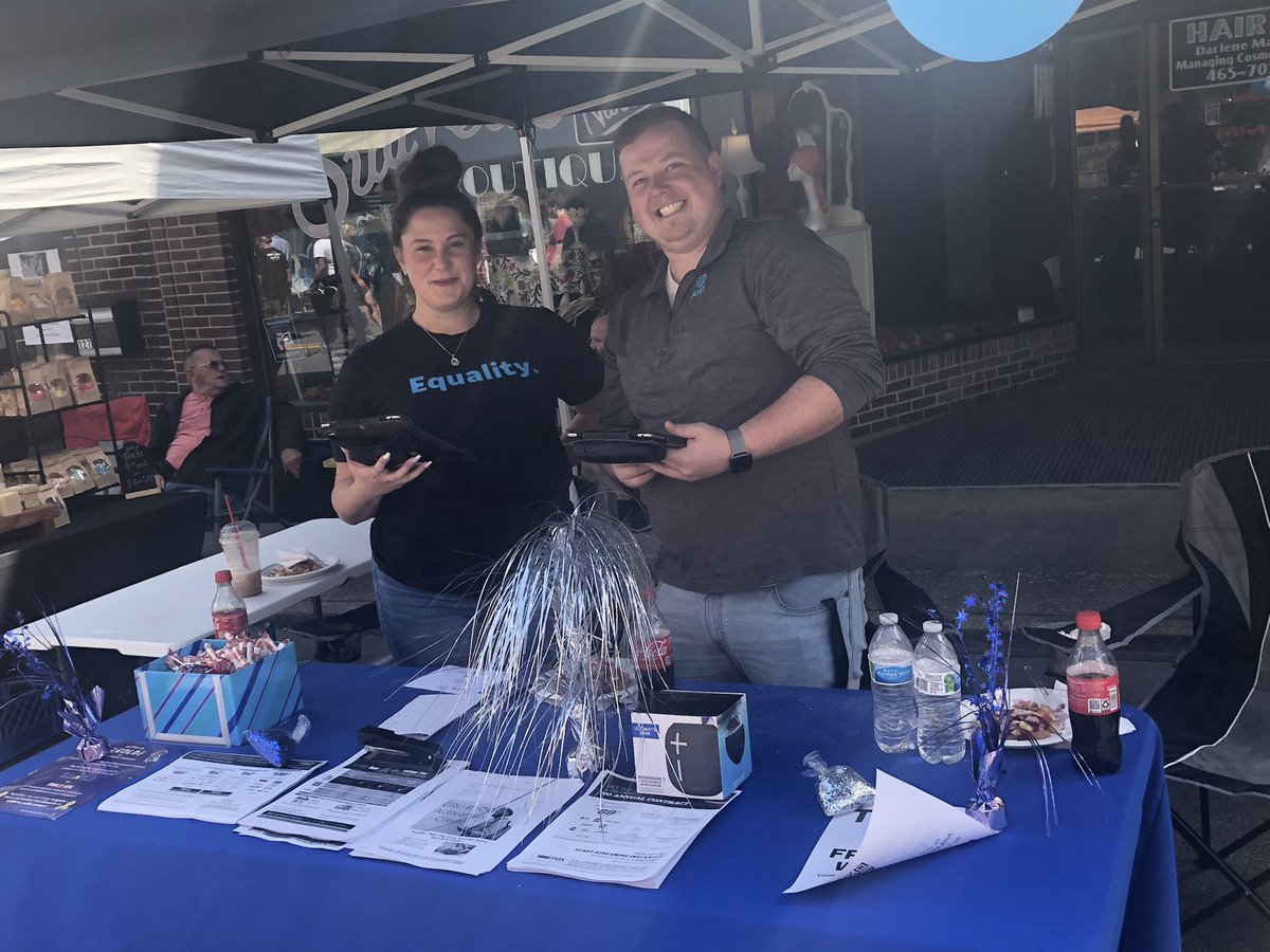Televipercomm's tweet photo. Oak Hill and Crossroads partnering for the Oak Leaf Fest 🍁 Showing their appreciation for the community and it’s first responders! #swatsup @Ciara_Wills @JakePickeringWV @Mbarn_PrimeAtt @SeanPayne_att  @chackm0n @BarnaAmber @ac_cochran @404girl @DaleB1 @SMidatlantic @swat_east https://t.co/6Lj6E8KcEj