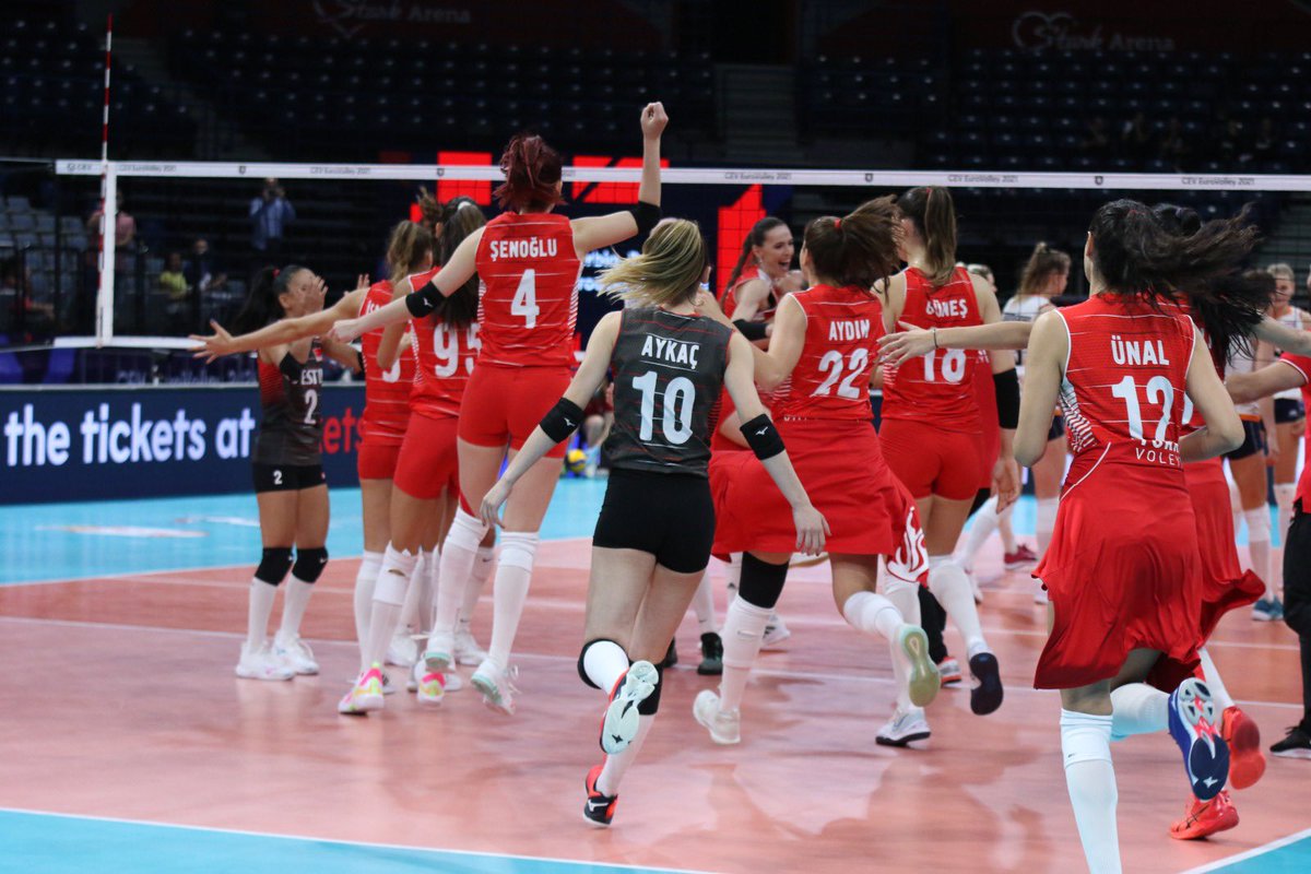 Filenin Sultanları bronz madalyanın sahibi! 🇹🇷📸

#ŞimdiAvrupaŞampiyonasıZamanı
#ŞimdiVoleybolZamanı
#BizVoleybolÜlkesiyiz
#EuroVolleyW